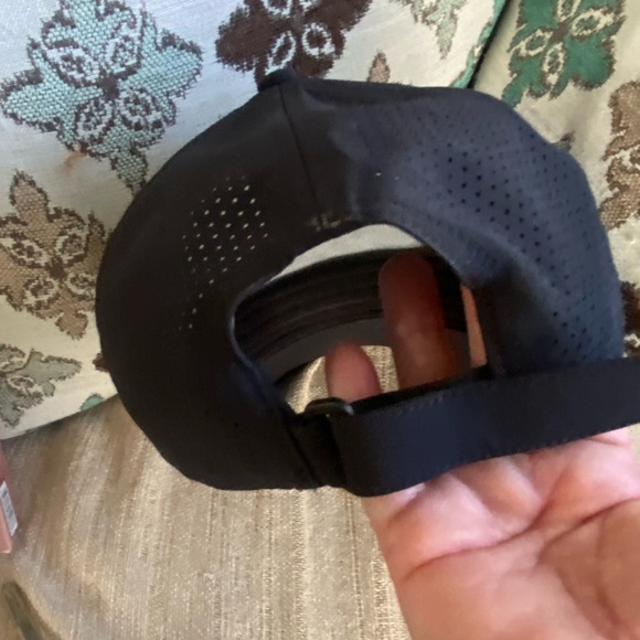 ALO Yoga Black Cap - Picture 6 of 7